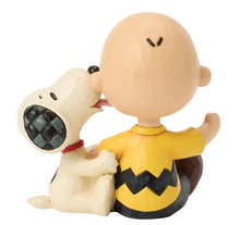 Load image into Gallery viewer, Figurine of a character hugging a dog with a checkered pattern on a white background
Details